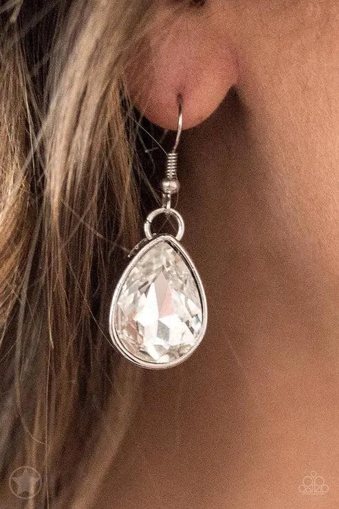 Show-Stopping Shimmer – White Necklace